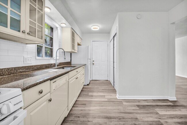 Building Photo - 1787 Tanglewood Dr