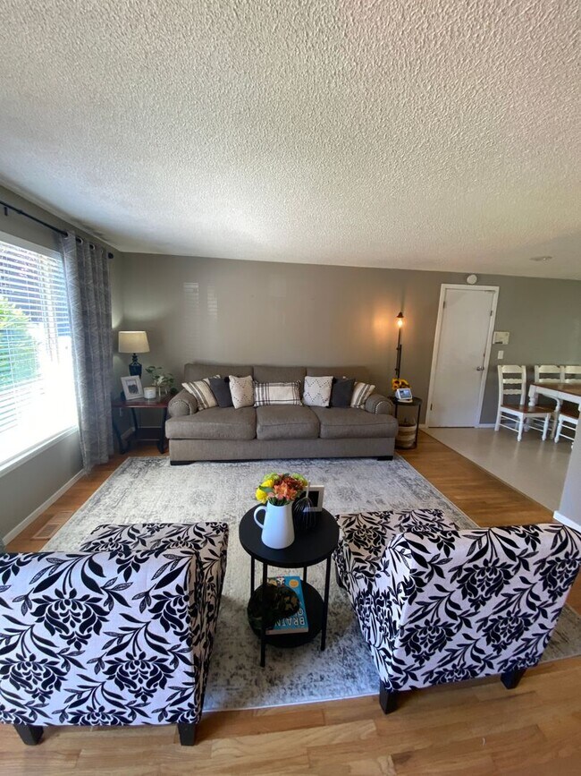 Building Photo - 4 Bedroom Fairwood Home with garage and RV parking