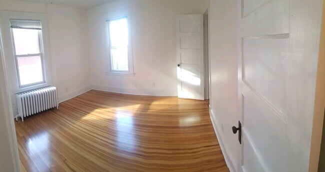 Building Photo - 18 Oakwood Ave