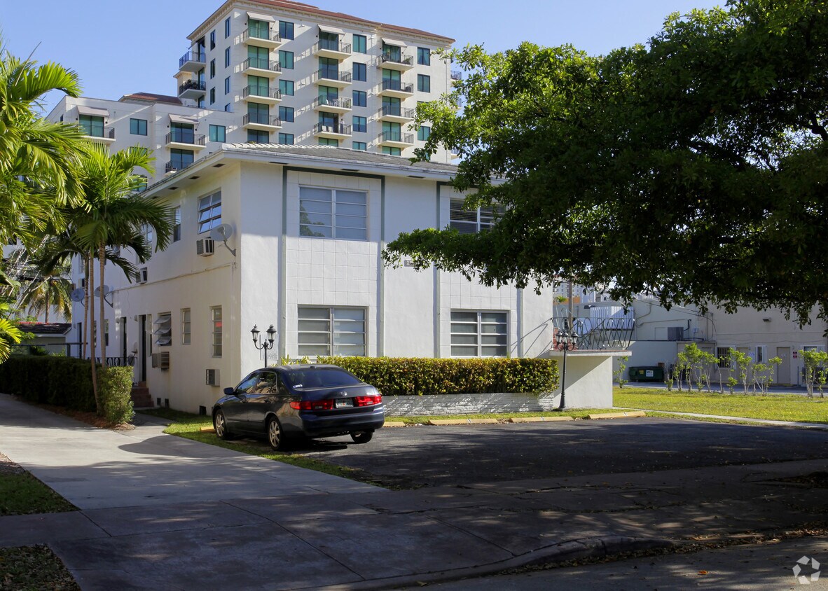Building Photo - 215 Menores Ave