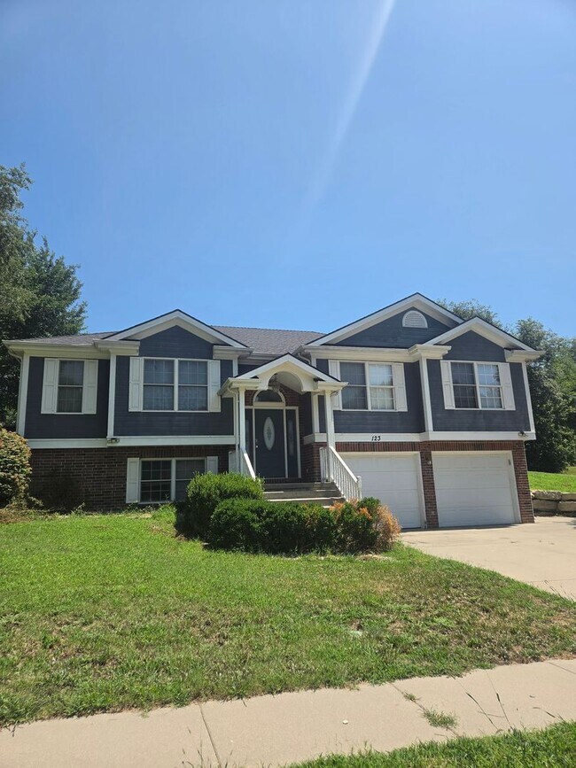 Foto del edificio - Large 4 Bedroom 3 Bath Single Family