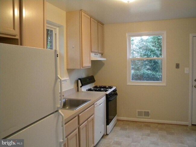 Building Photo - 5022 Druid Dr