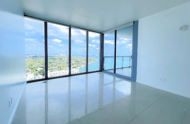 Foto del edificio - 601 NE 36th St