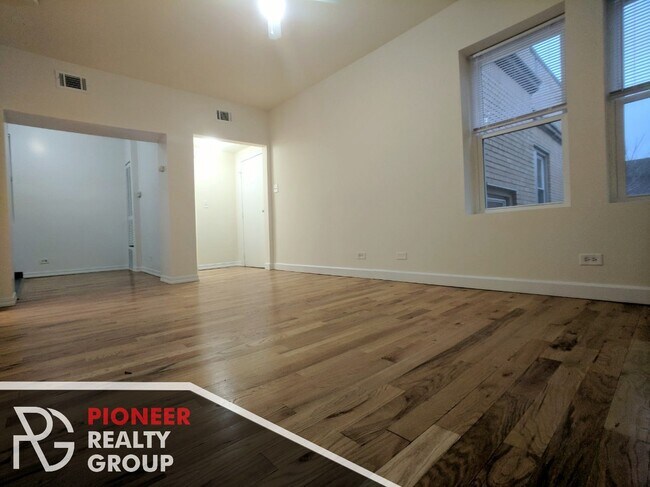 Foto del edificio - 2357 N Drake Ave