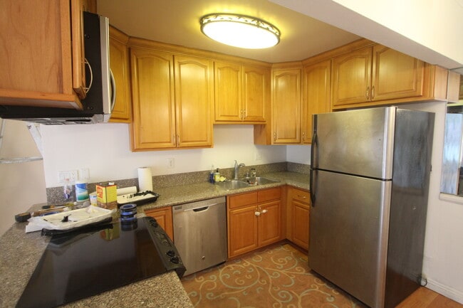 Kitchen - 1920 Vanderbilt Ln