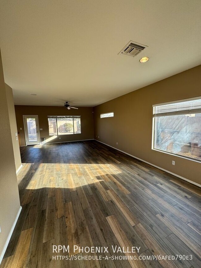 Foto del edificio - 9450 W Quail Ave