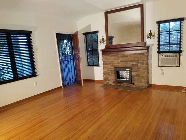 Sala de estar & Rock chimenea - 715 N La Jolla Ave