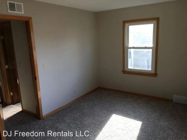 Building Photo - 3 br, 1 bath House - 266 N. Ward Parkway