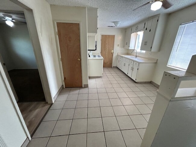 Building Photo - 2 bedroom 1 bathroom in NW Visalia! Close ...