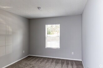 Building Photo - Emerald Lakes