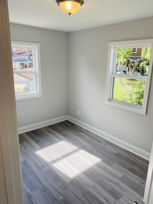 Foto del edificio - 2740 Kirkleigh Rd