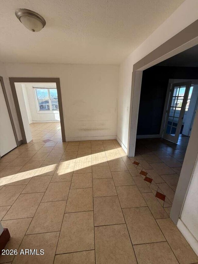 Foto del edificio - 1165 E 10th St