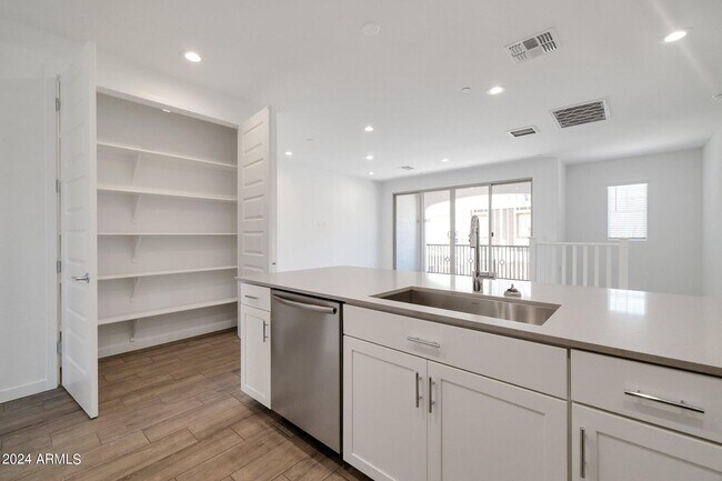 Building Photo - 4020 E Amoroso Dr