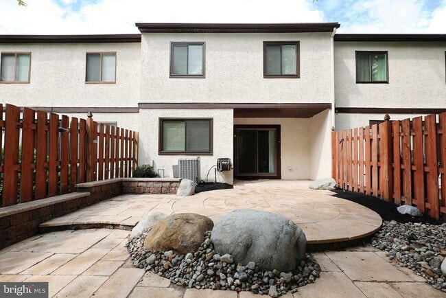 Building Photo - 72 5 Crown Royal Cir