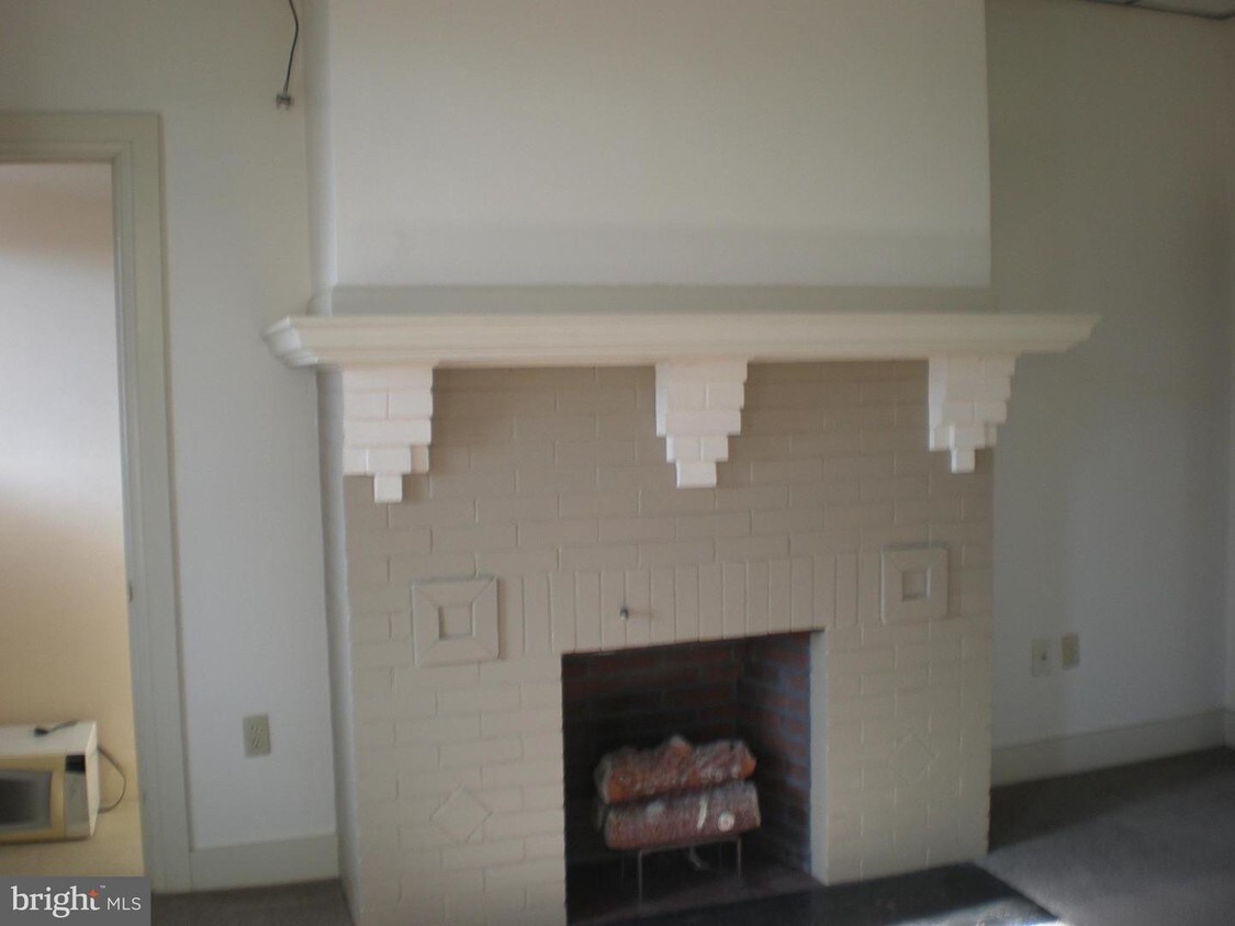Primary Photo - 208 E Market St