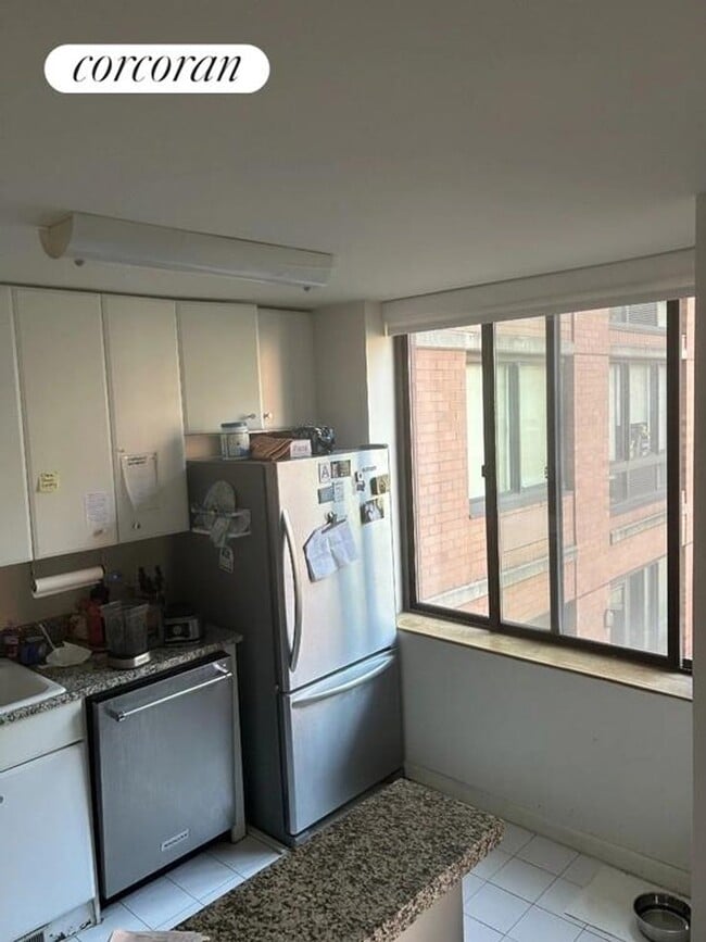 Building Photo - 255 W 94th St
