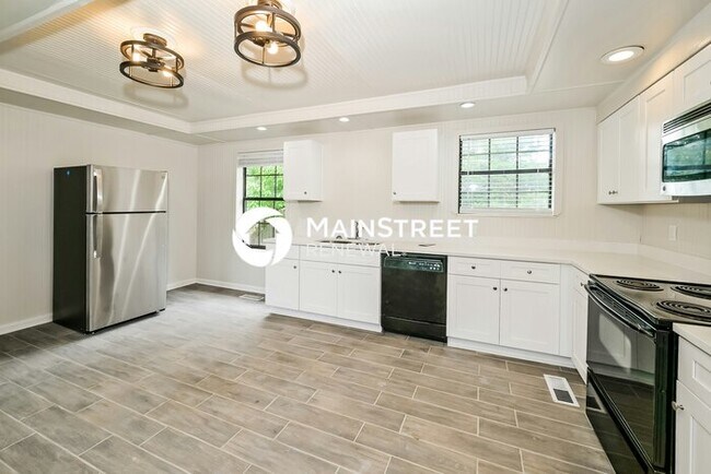 Foto del edificio - 4 Bedroom Pet-Friendly Home in Knoxville, TN with Main Street Renewal