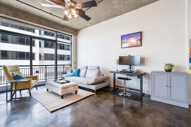 Foto del edificio - 311 W 5th St