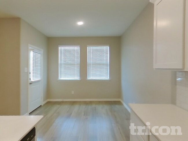 Building Photo - 260 Jenkinson Dr