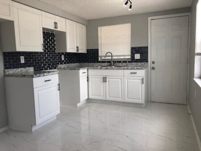 Building Photo - Freshly Updated 2BR/1BA Duplex Unit in Hol...