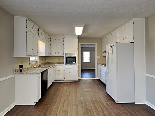 Building Photo - $1000 OFF!! Cozy 3 Bedroom home in Lawrenc...