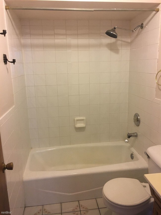 Building Photo - 1 br, 1 bath Apartment - 2804 S Lowe Ave