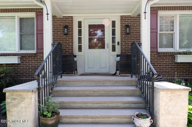 Building Photo - 1597 N Bay Ave