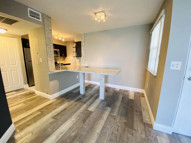 Foto del edificio - 2890 N Oakland Forest Dr