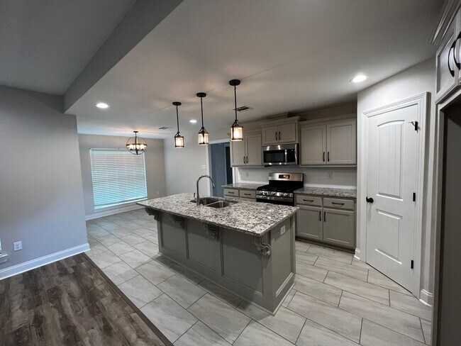 Building Photo - 3 Bedroom 2 Bathroom with office/Bonus Roo...