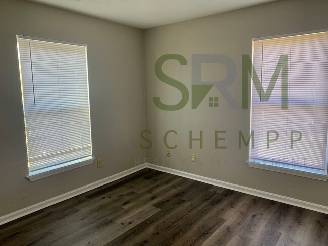 Building Photo - Second floor two bedroom apartment in Portland- Section 8 accepted **1/2 off first months rent**