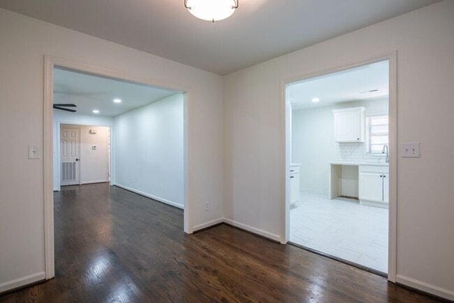Building Photo - 514 22nd Ave S