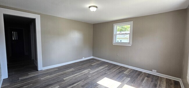 Building Photo - 534 Cranbrook St