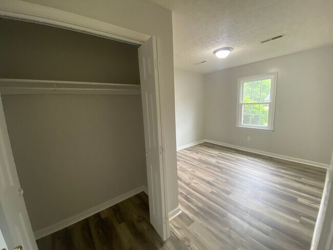 Foto del edificio - Beautiful unit with fresh paint. Water/tra...