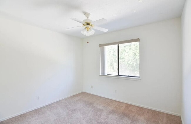 Building Photo - 3-Bedroom Townhome in Prime Calabasas Loca...