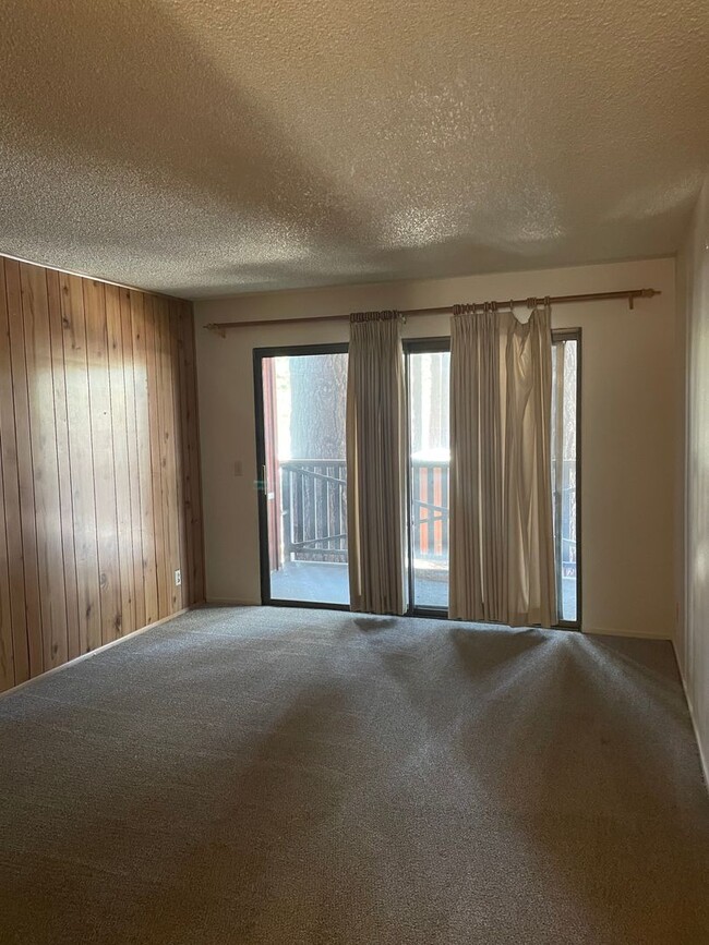 Building Photo - 2 bedroom, 1 bath condo (located on second...