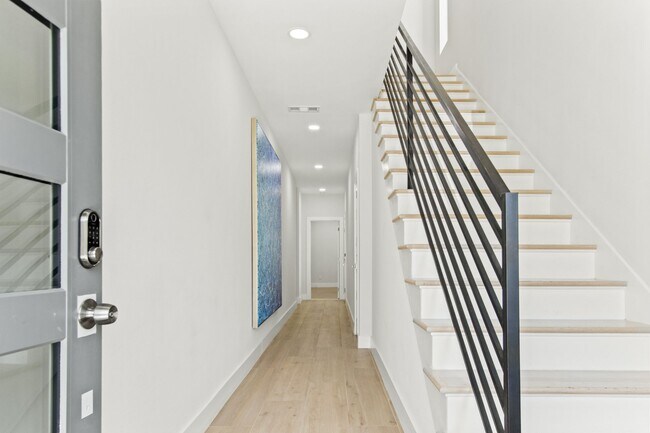 Foto del edificio - 2419 Crossman Ave