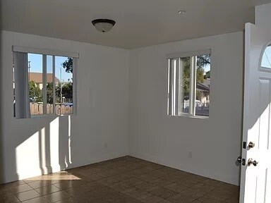 Building Photo - 831 W 50th Pl