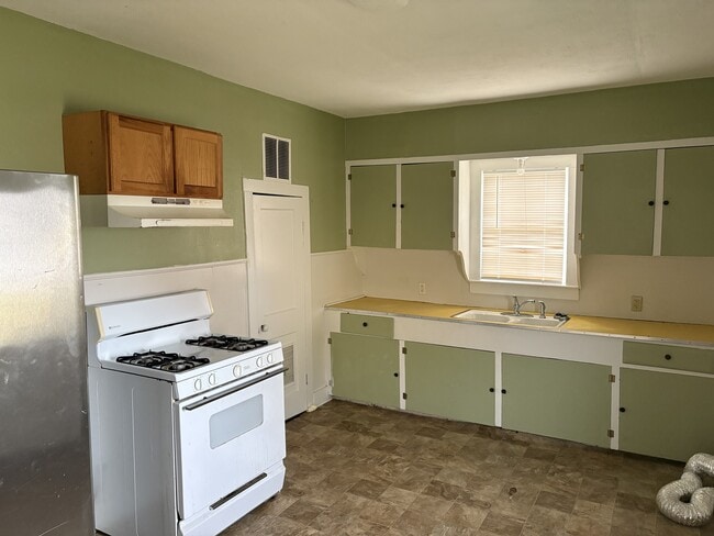 Building Photo - 505 E Main St