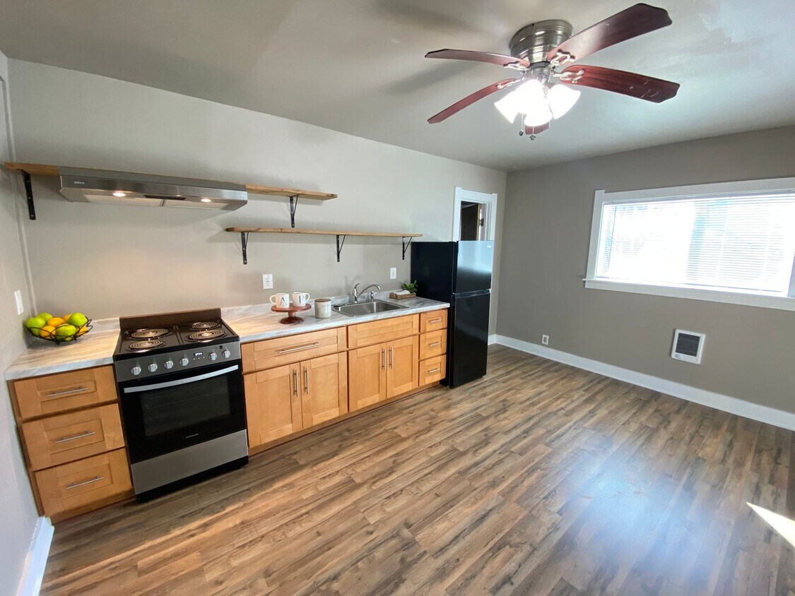 700 Huntington Ct Unit A, Martinez, CA 94553 Room for Rent in