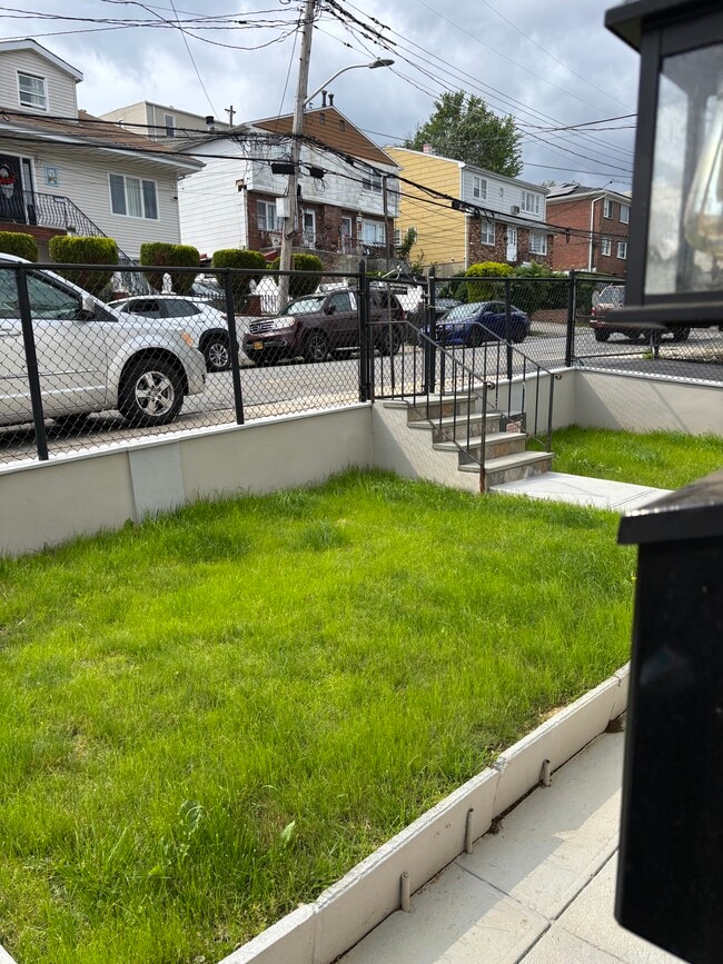 Front yard - 240 Sommerville Pl