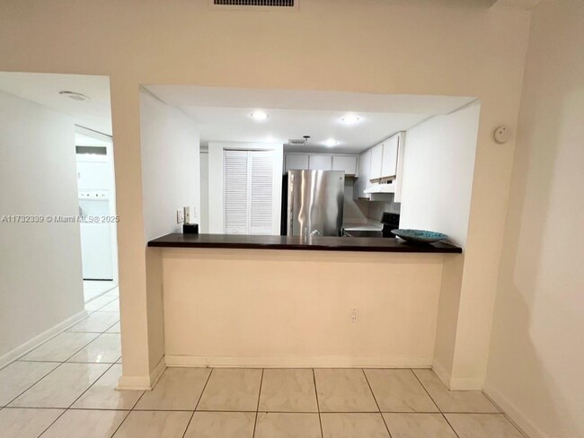 Building Photo - 540 Brickell Key Dr