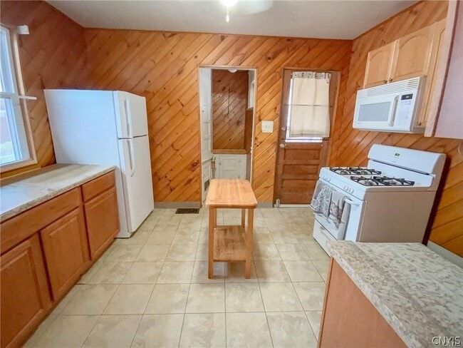 Building Photo - 909 Ackerman Ave