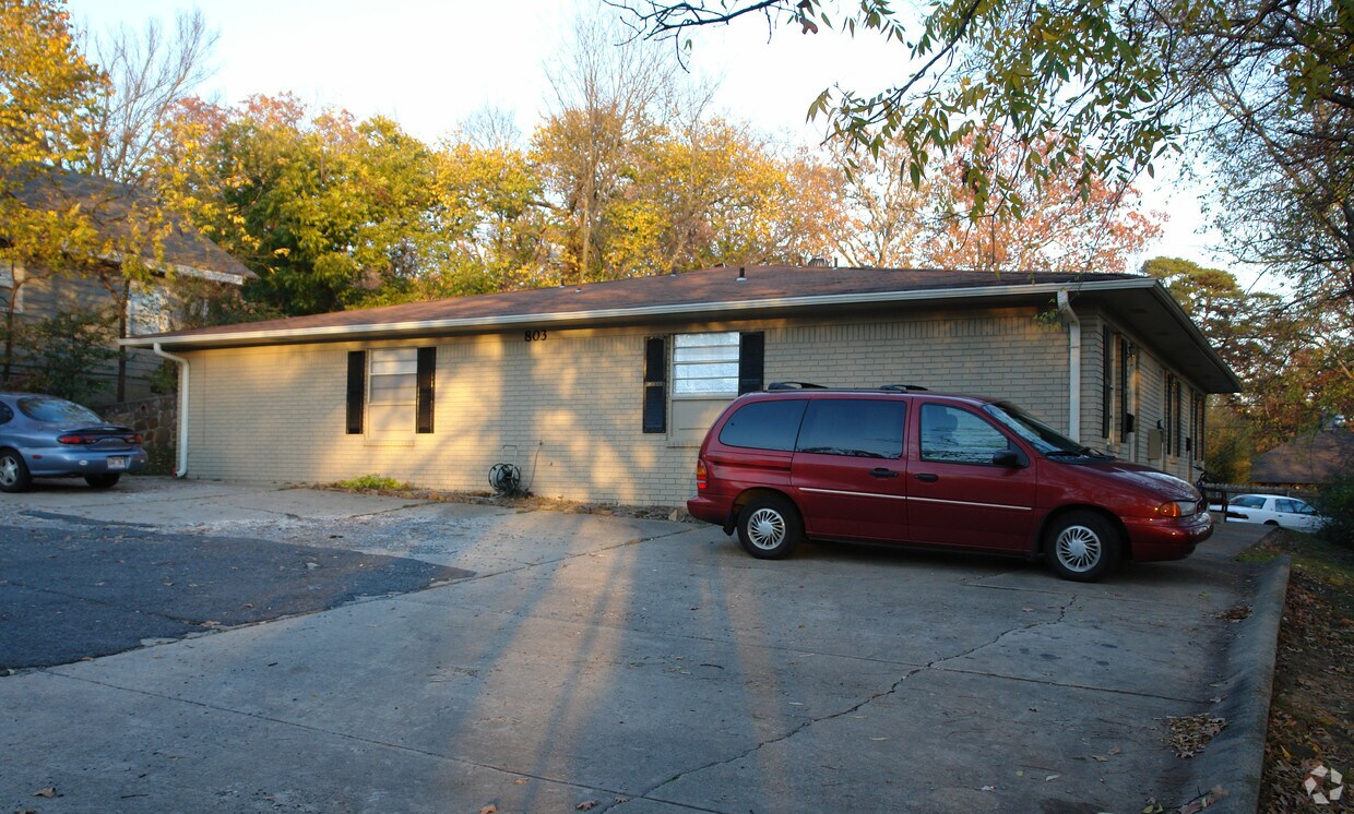 Primary Photo - 803 Van Buren St