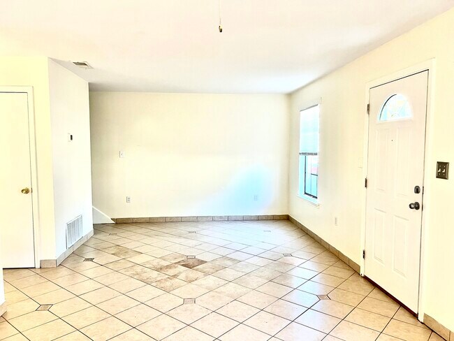 Building Photo - 123 Hunt Club Ct