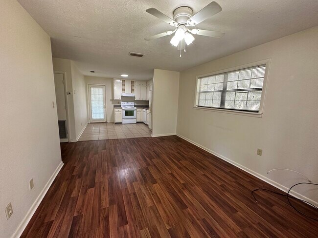 Foto del edificio - 4110 Brewster Rd