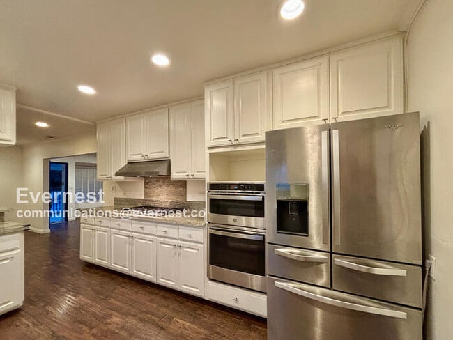 Building Photo - 4932 La Crescenta Ave