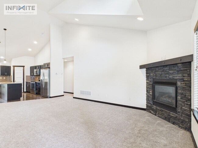 Foto del edificio - Single-Level 4BR with 3-Car Garage & Fence...