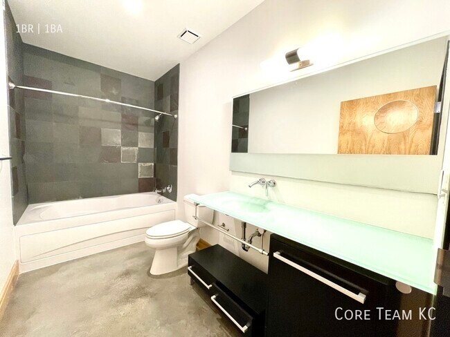 Building Photo - Large One Bedroom Loft in Crossroads