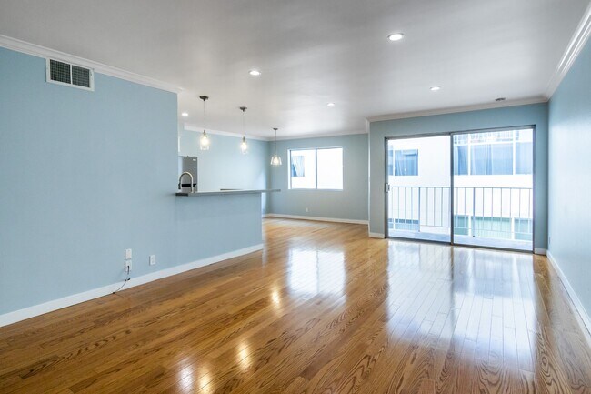 Foto del edificio - Spacious 2 BEDROOM/2 BATH Ample Closet Space Family Friendly