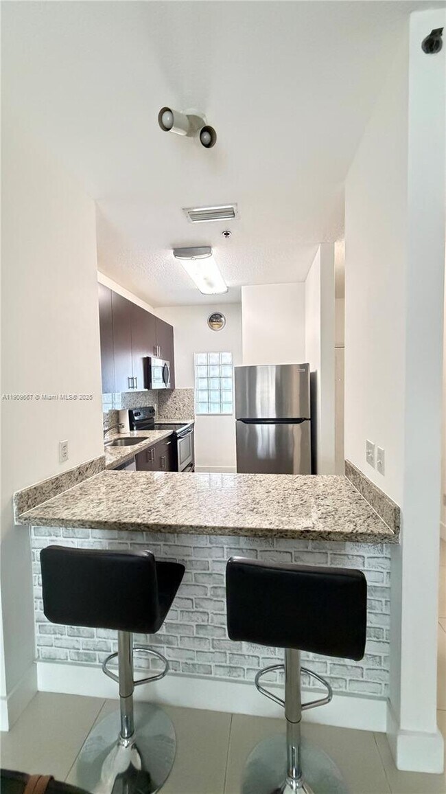 Foto del edificio - 695 SW 11th St